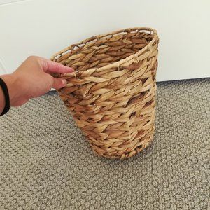 wicker basket/trash bin